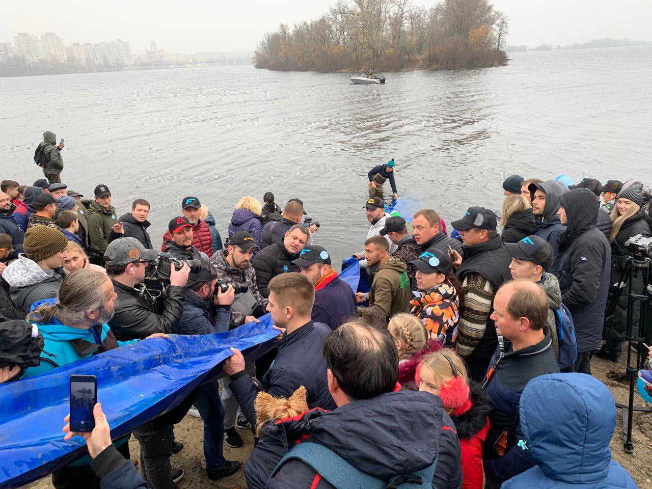 На прошедших выходных на Оболони в Днепр выпустили почти 7 тонн рыбы