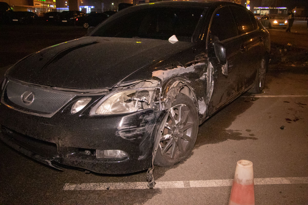 На Осокорках в Киеве Lexus вылетел с дороги и сбил двух пешеходов, один из них погиб (фото, видео)