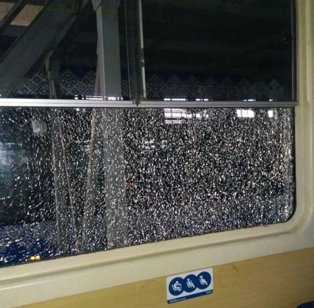 Неизвестные обстреляли окна столичного скоростного трамвая (фото)