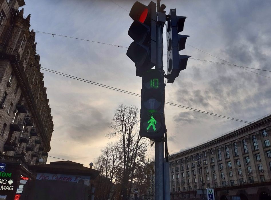 Пешеходный переход на перекрестке улиц Городецкого и Крещатик оборудовали светофором