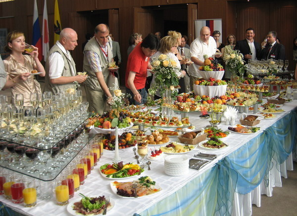 Членов НАТО покормили в Киеве за 140 тыс. гривен от имени премьера Гончарука