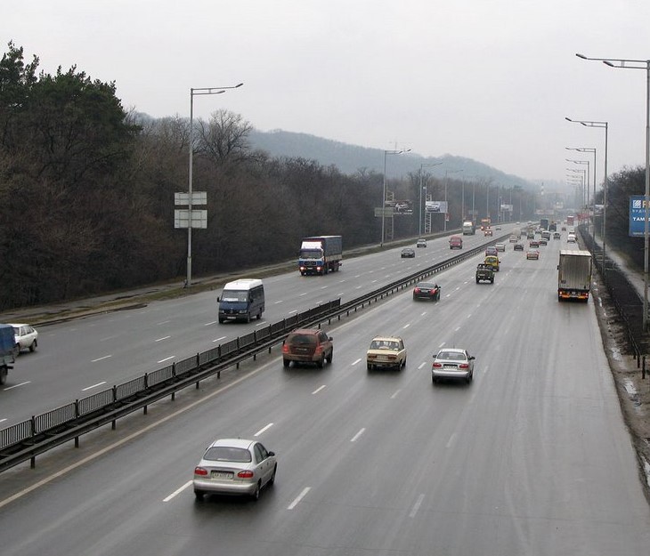 На Столичном шоссе в Киеве лихач промчался со скоростью 222 км в час