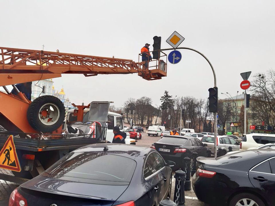 В центре Киева для подготовки к празднованию Нового года начали перекрывать улицы