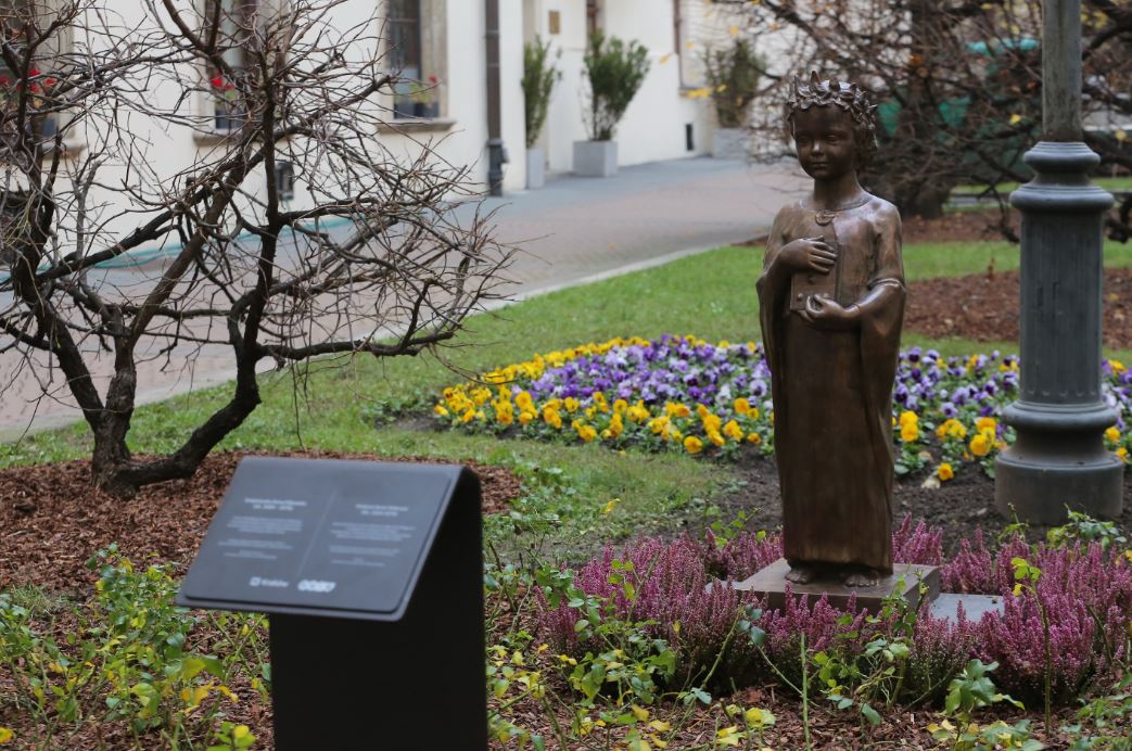 В Кракове установили переданный Киевом в 2018 году памятник Анне Киевской (фото)