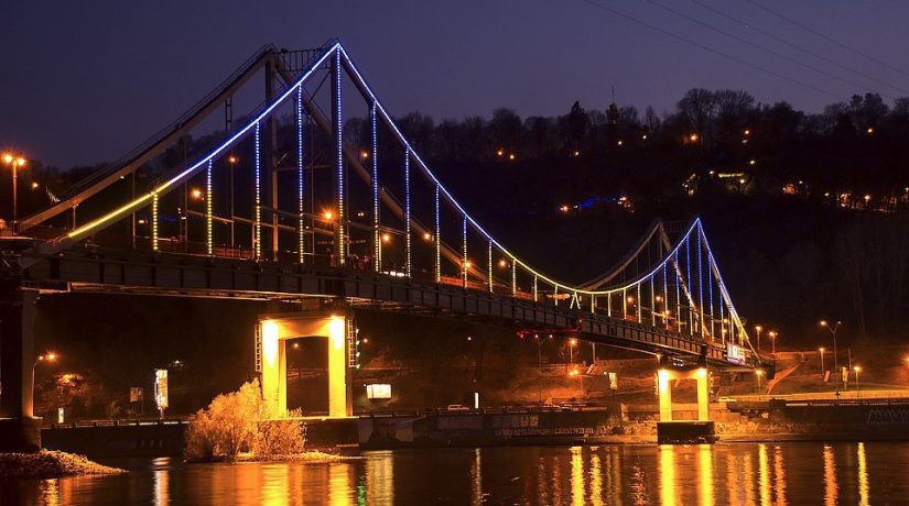 Сегодня, 25 ноября, Парковый мост в Киеве подсветят оранжевым цветом