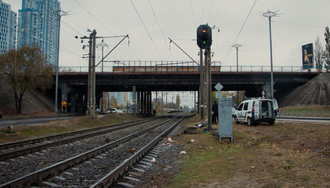 В Днепровском районе столицы электричка насмерть сбила молодую женщину (фото)