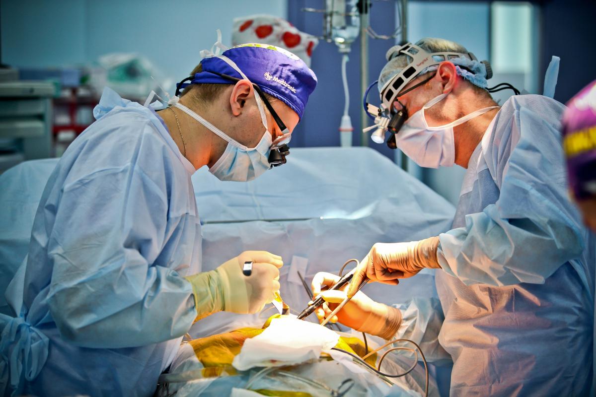 Столичные хирурги удалили опухоль, которая весила почти половину ребенка (видео)