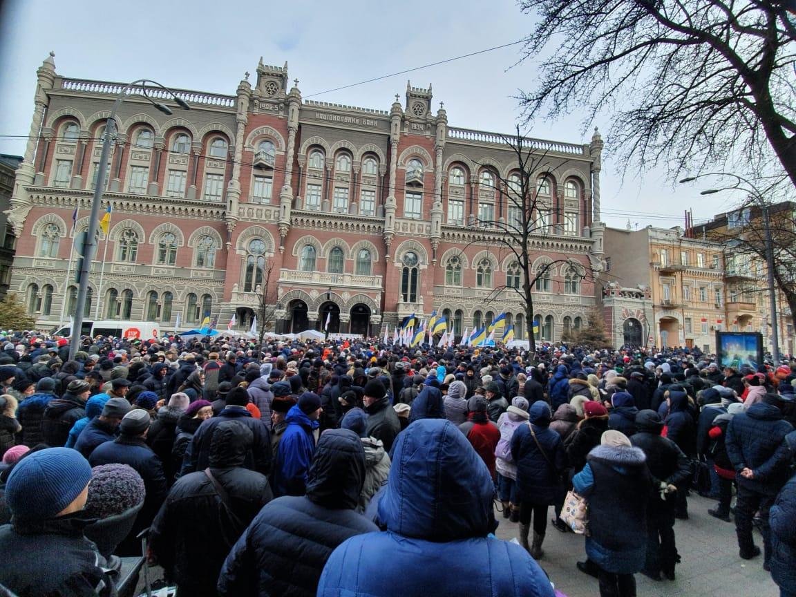 Рабочие Коломойского пошли в атаку на Нацбанк вместе с общественниками, близкими к Парцхаладзе