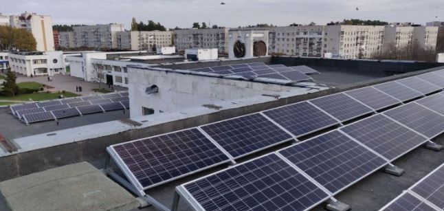 В Славутиче на крыше универсама смонтировали первую в городе солнечную электростанцию (фото)