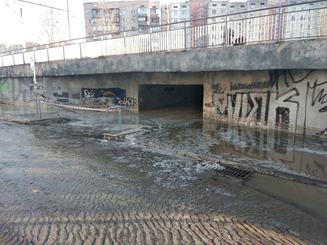 Подземный переход на Героев Днепра в Киеве затопило из-за прорыва водопровода (видео)