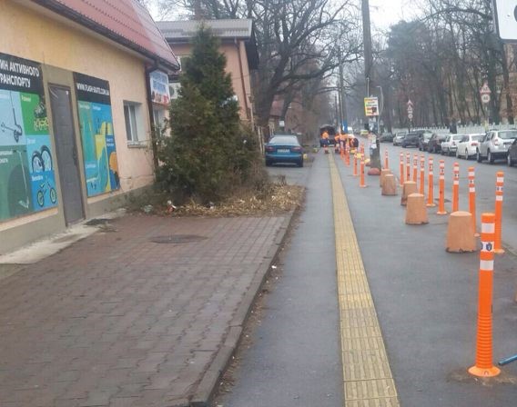 В борьбе за тротуар с тактильной плиткой столичные коммунальщики установили 88 делиниаторов на улице Львовской (фото)