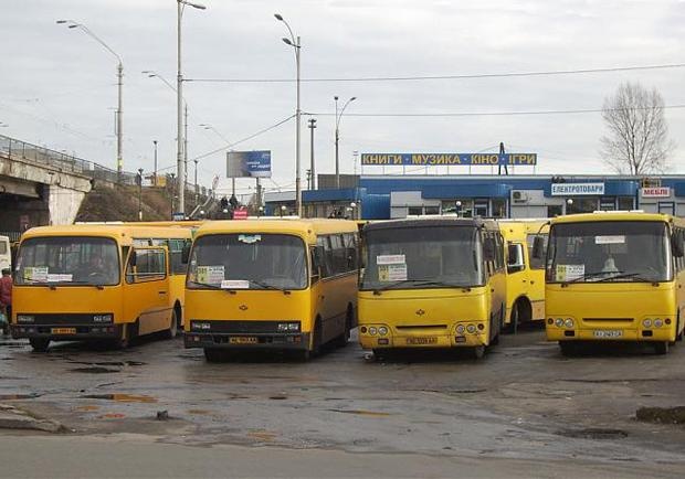 В КГГА решили на конкурсе распределить среди перевозчиков 36 автобусных маршрутов (документ)