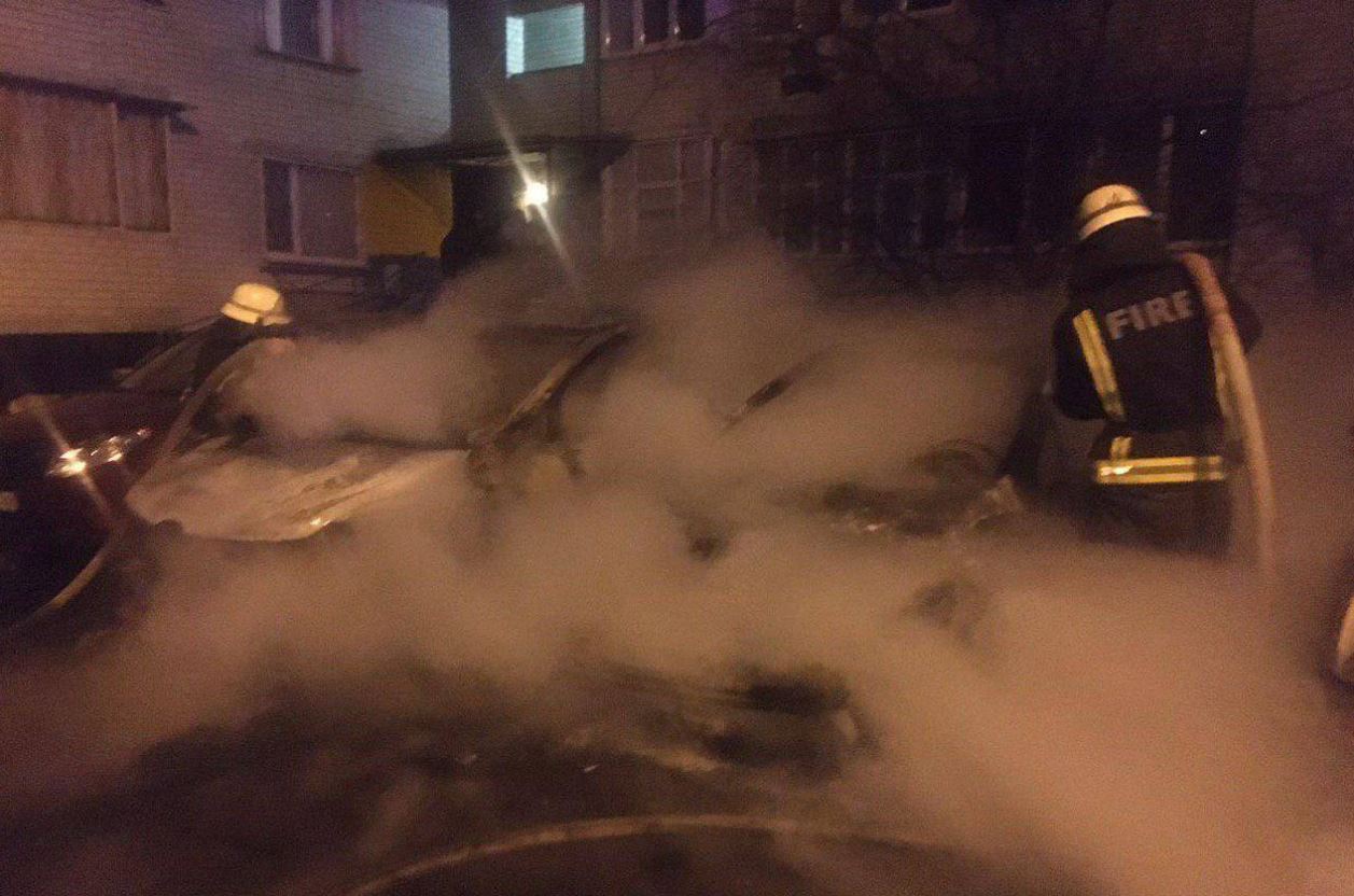 Во дворе дома в Дарницком районе Киева от горящего автомобиля пострадало еще две машины (фото)