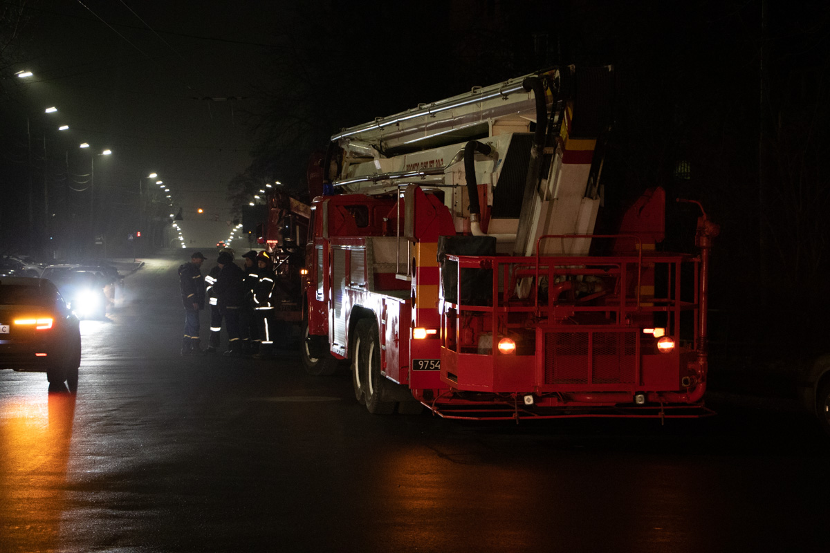 Из-за пожара в общежитии НАУ в Киеве из здания было эвакуировано 300 человек (фото, видео)