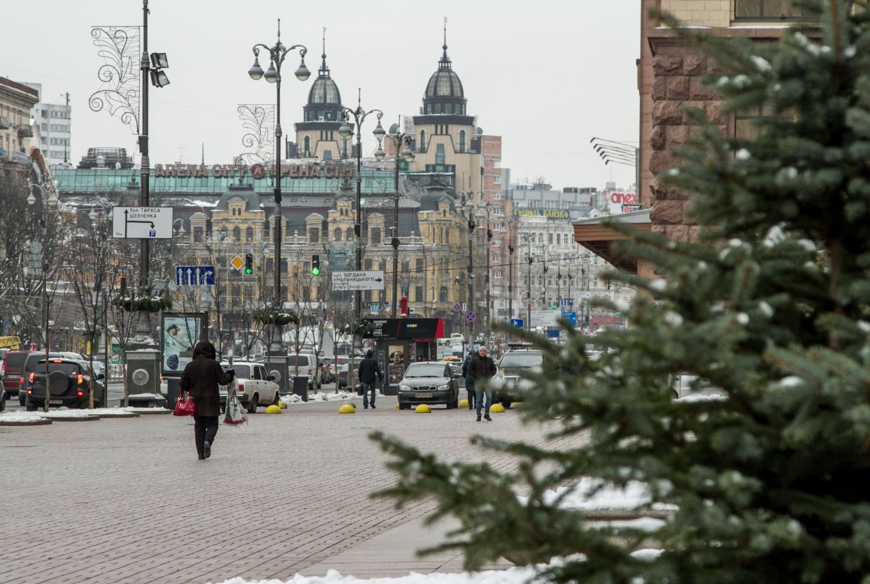 В Киеве на период новогодних и рождественских праздников открыли движение транспорта по Крещатику в выходные и праздничные дни