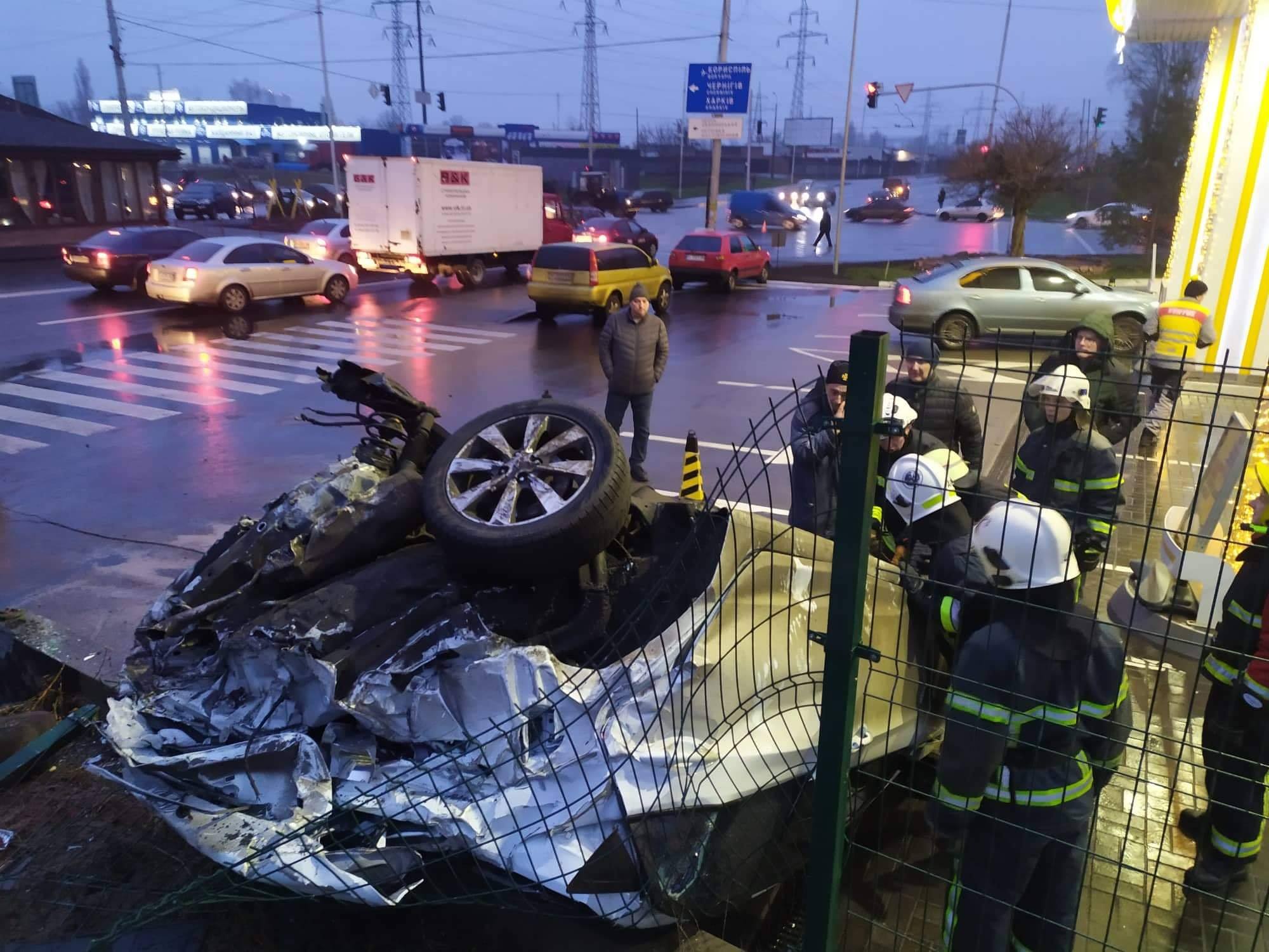 На улице Полярной в Киеве фура смяла два автомобиля, один из них перевернулся (фото, видео)