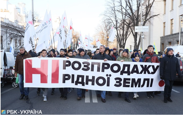 В Киеве под Радой митингуют протестующие против “рынка земли” аграрии (фото, видео)