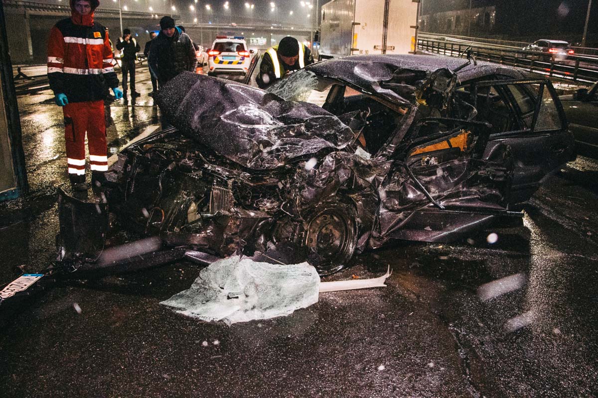На Надднепрянском шоссе в Киеве фура перевернулась и раздавила водителя в легковом автомобиле (фото, видео)