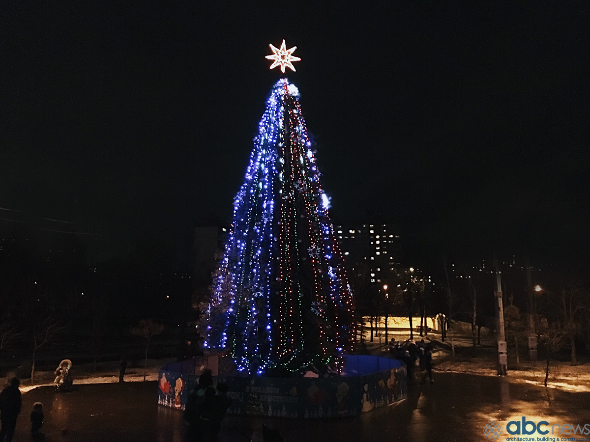 В Дарницком районе столицы планируют зажечь сразу две новогодние елки