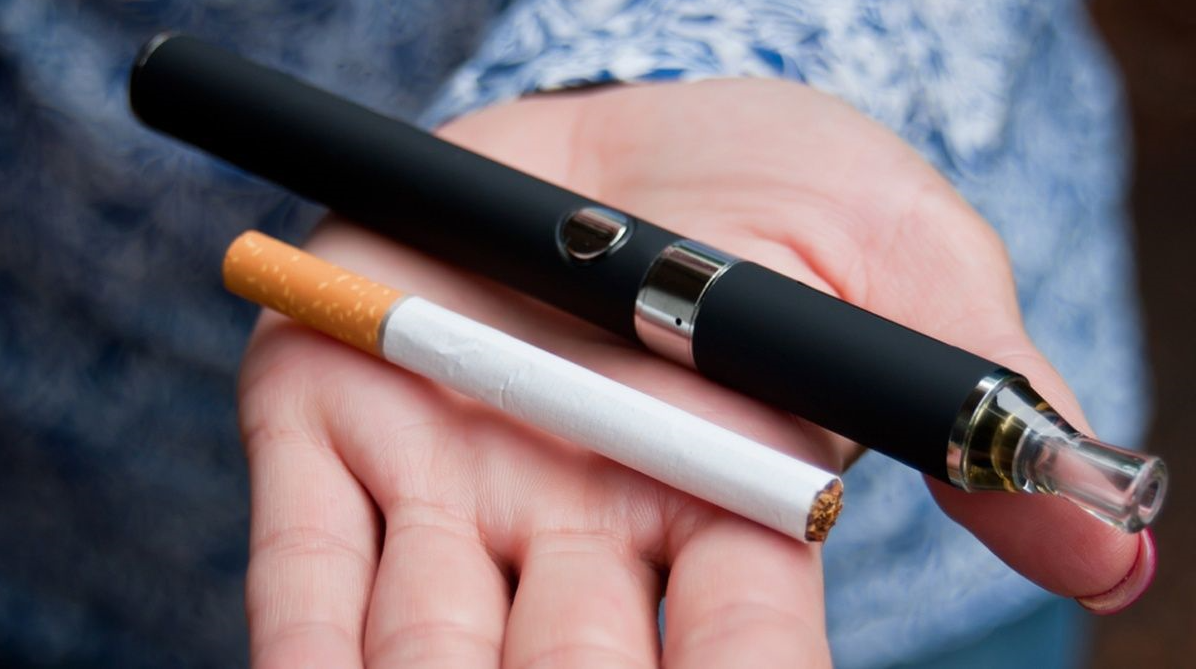 Кабмин хочет законодательно приравнять электронные сигареты и IQOS к табачным изделиям