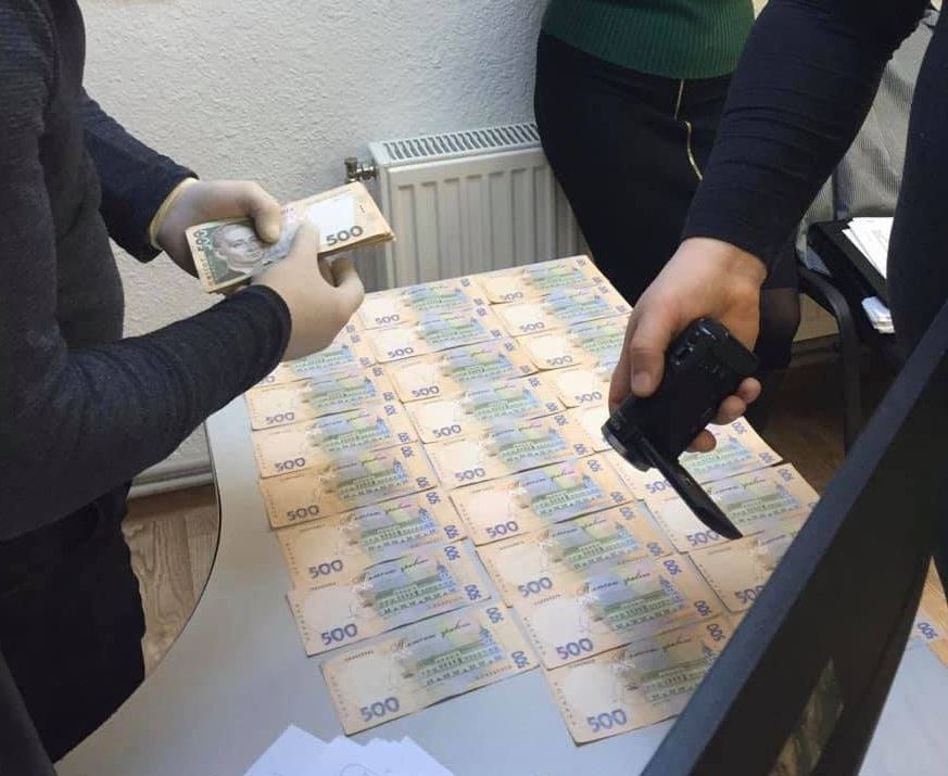 В Киеве на взятке в 50 тысяч гривен задержали должностное лицо Госслужбы морского и речного транспорта