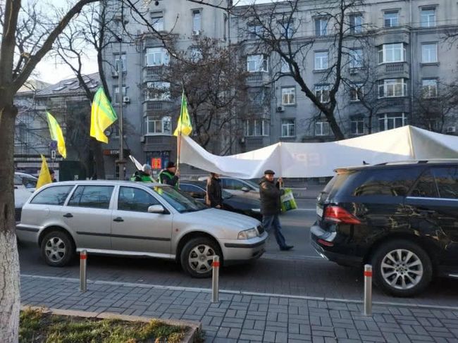 Движение двух автобусов в Киеве задерживается из-за митингующих