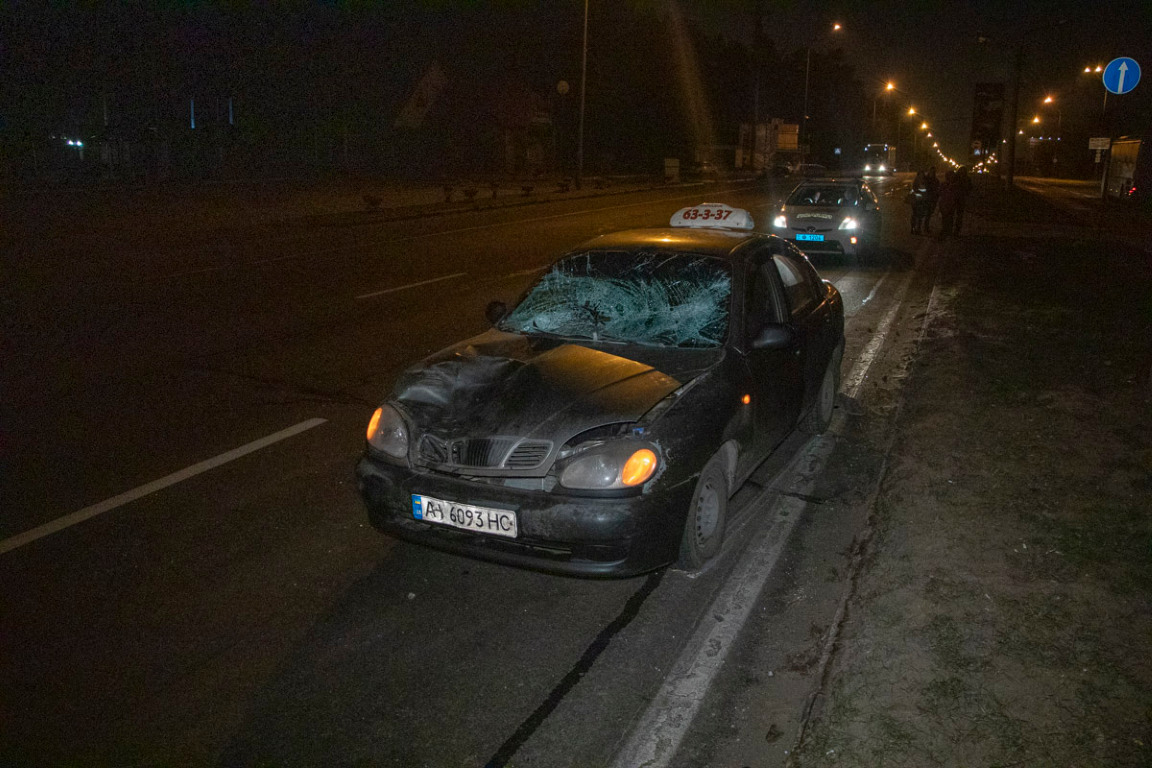 На выезде из Киева такси сбило мечущегося по дороге пешехода (видео)