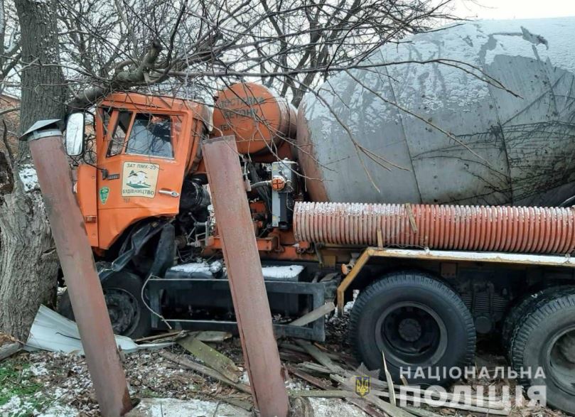 На Киевщине “КамАЗ” врезался в дерево на частном дворе, водитель погиб (фото)