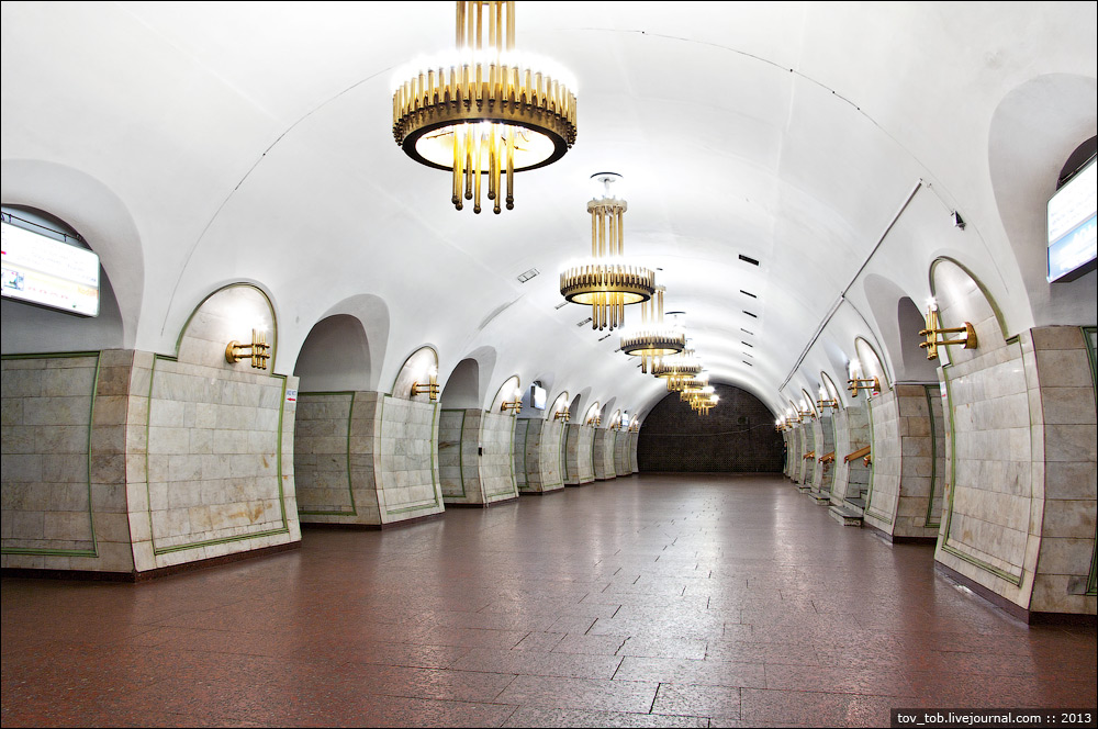 Станцию метро “Площадь Льва Толстого” в Киеве закрывали из-за сообщения о минировании