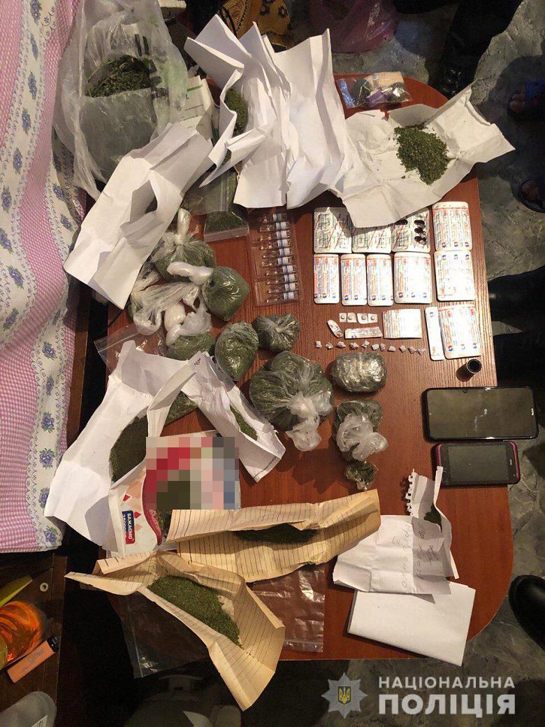 Полиция Киева изъяла у наркозависимой женщины наркотики почти на полмиллиона гривен (фото)