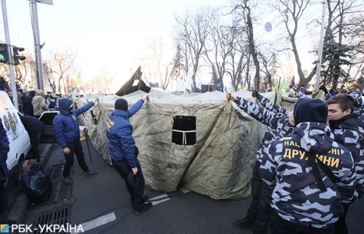 Аграрный комитет ВР заседает на фоне столкновений под Радой из-за “рынка земли”