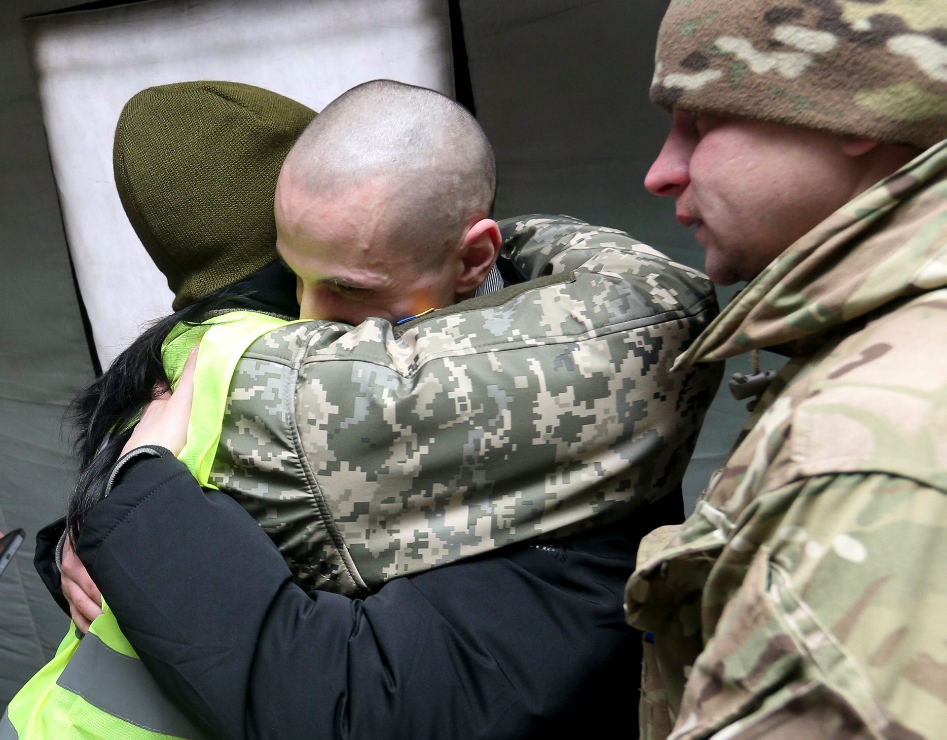 В результате обмена на подконтрольную Украине территорию вернулись 76 человек (фото, видео, список вернувшихся)