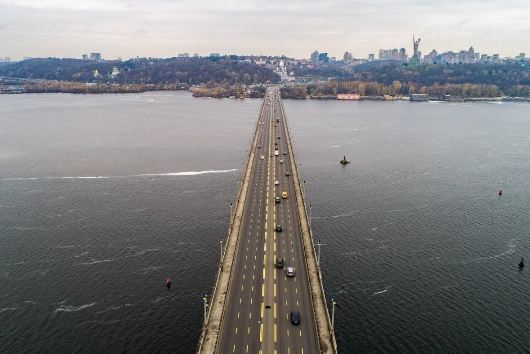 На мосту Патона из-за аварийного проседания покрытия до 23 декабря ограничат движение транспорта