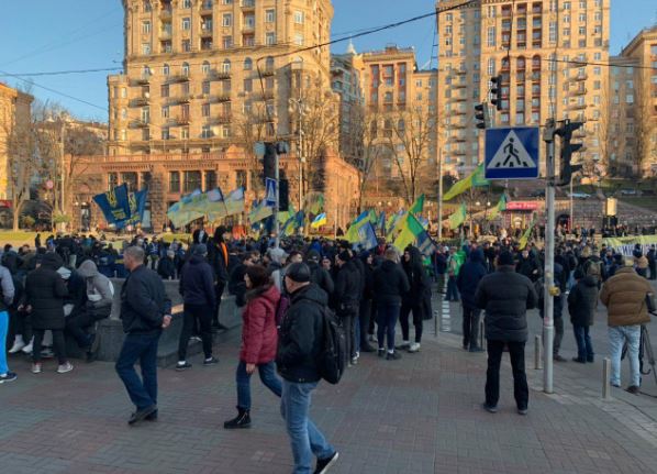 В Киеве митингующие против открытия рынка земли перекрыли Крещатик (фото, видео)