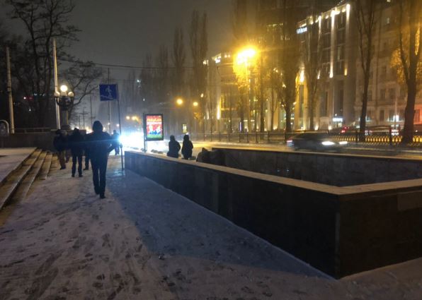 В столице пошел мокрый снег, на улицы вышла снегоуборочная техника (фото)