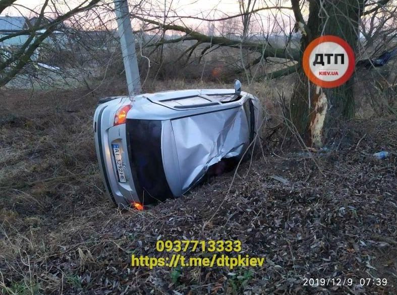 Под Киевом в результате ДТП погибла женщина-водитель (фото)