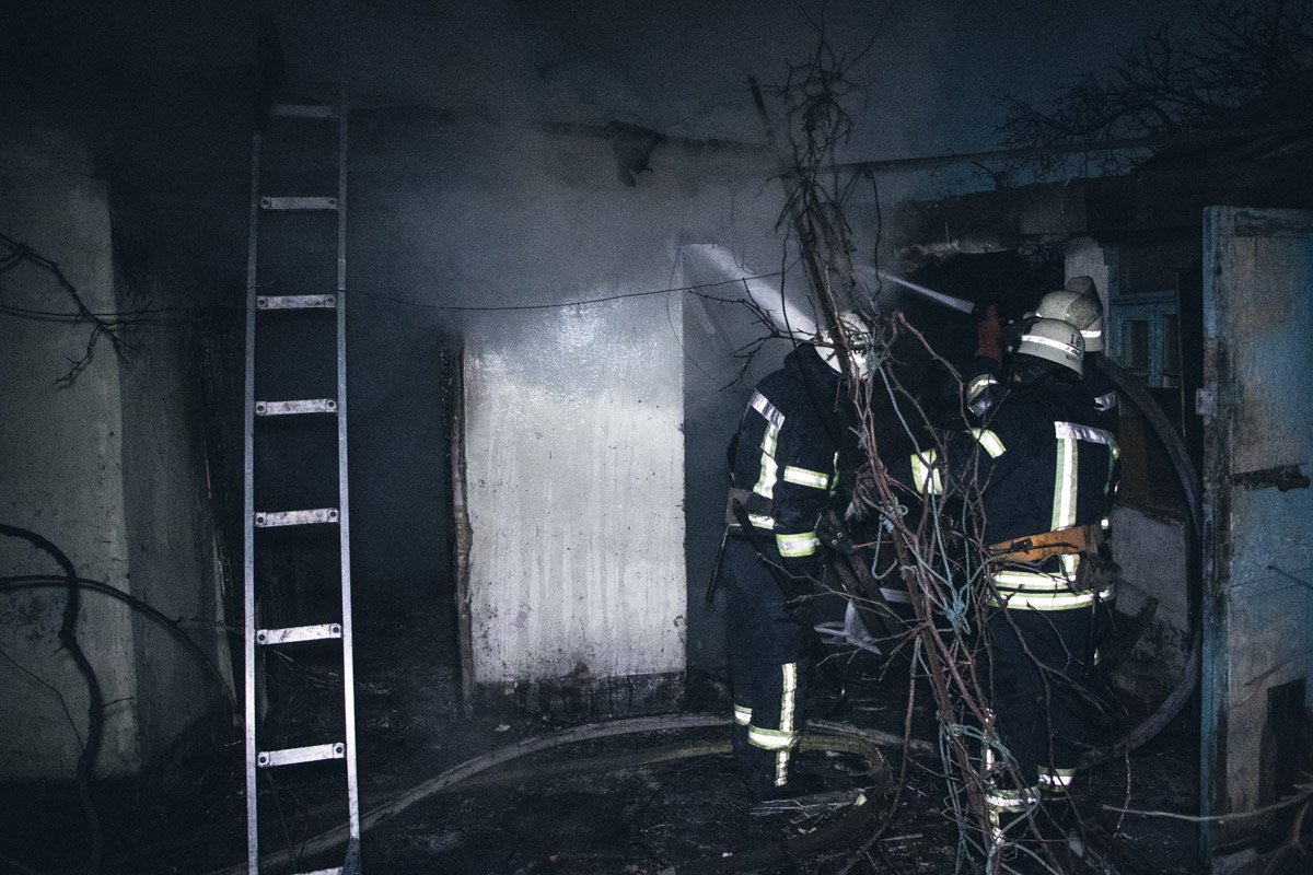 В сгоревшем доме в Днепровском районе Киева нашли тело человека (фото, видео)