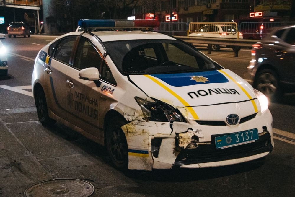 В Киеве на перекрестке автомобиль патрульных врезался в бок легковушки (фото)
