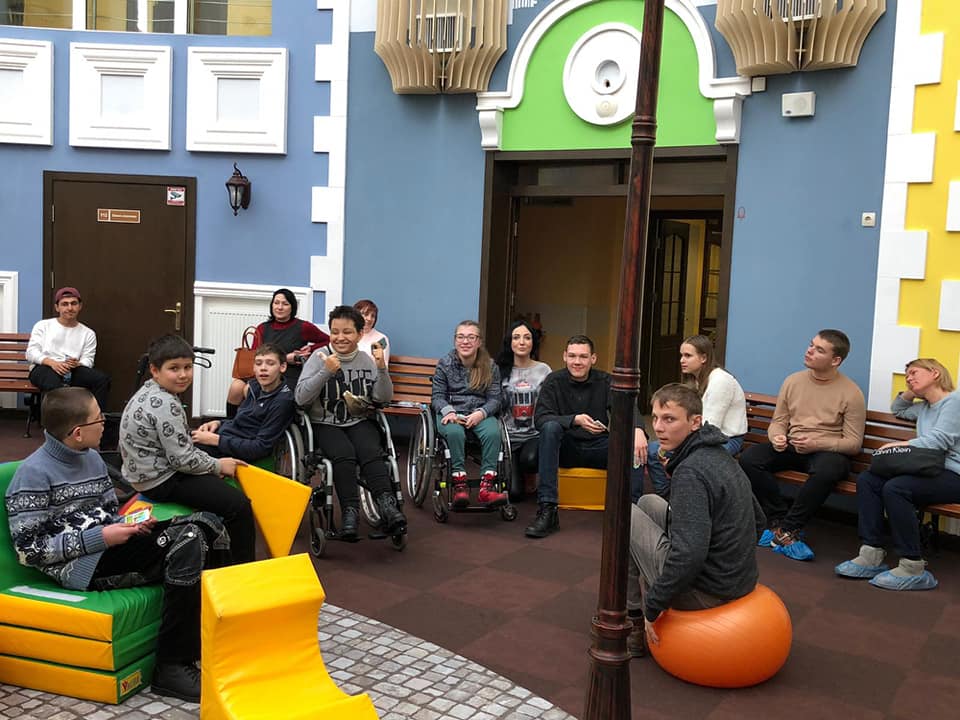 В Киеве начал работать англоязычный лагерь для детей с инвалидностью (фото)