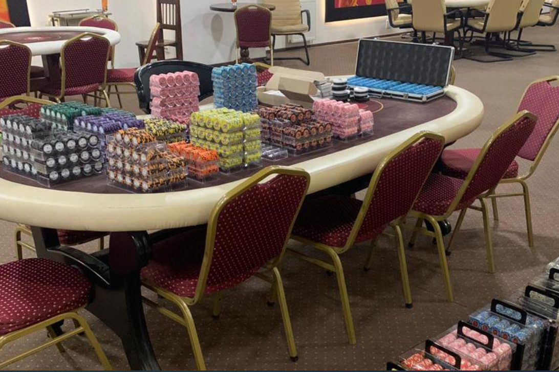 В Киеве полицейские разоблачили подпольный покерный клуб и конфисковали игровые фишки на 300 млн гривен (фото)
