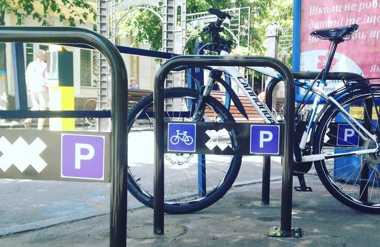 Власти Киева решили в этом году установить в городе 681 парковочную велостойку
