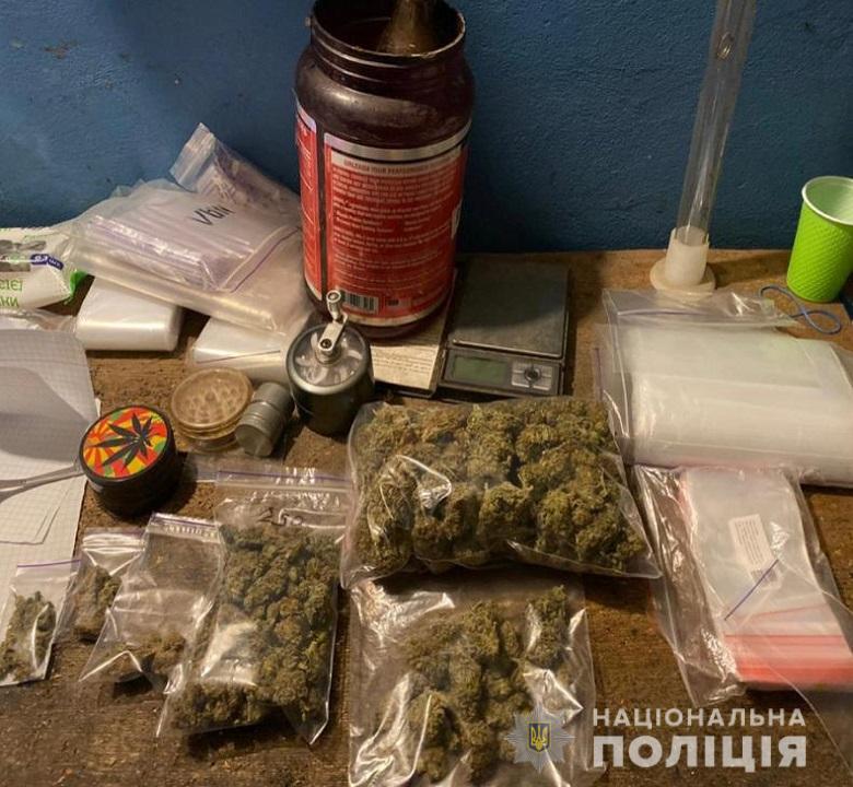 На столичном Печерске задержали наркоторговцев с партией каннабиса на полмиллиона гривен (фото)