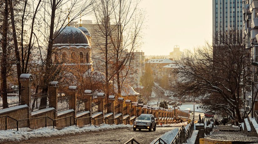 Власти Киева передумали вводить одностороннее движение на крутом спуске улицы Шелковичной