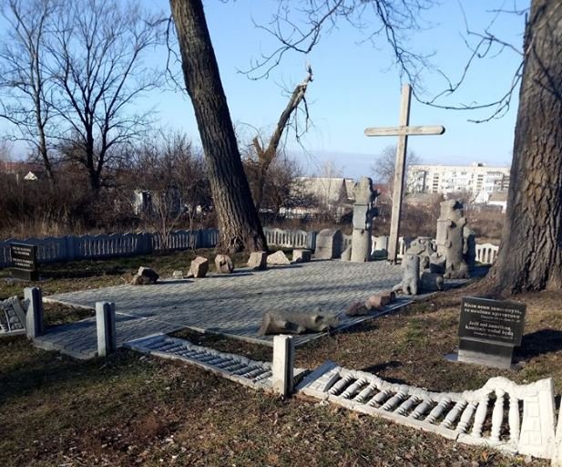 В Ракитном вандалы сломали забор в парке (фото)