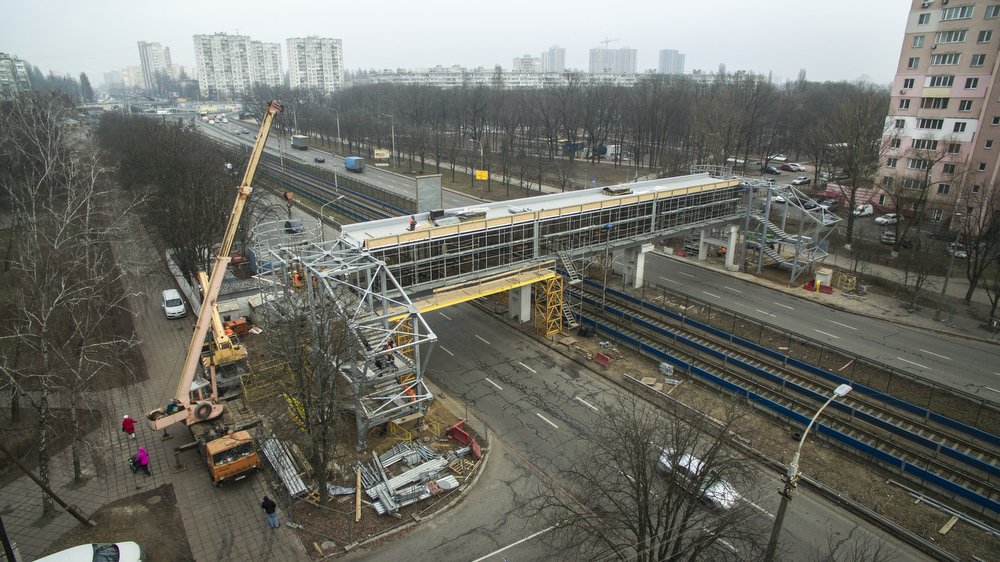 Капремонт пешеходного моста возле кинотеатра “Лейпциг” обещают завершить до конца мая 2020 года (фото, видео)