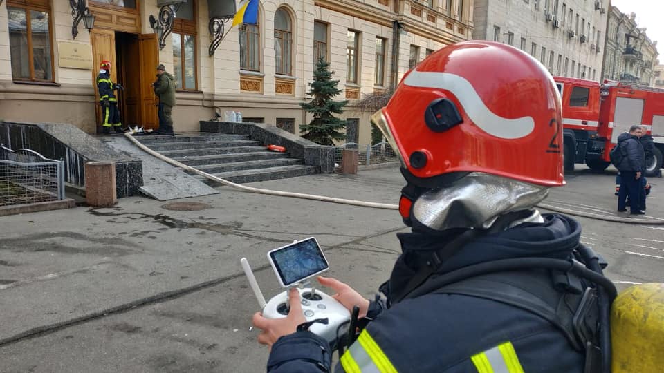 В центре Киева из горящего здания Министерства культуры эвакуируют людей (видео)