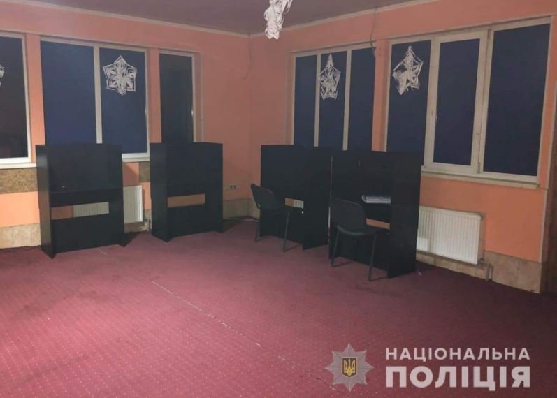 В селе Белоцерковского района Киевщины выявили подпольный зал игровых автоматов (фото)
