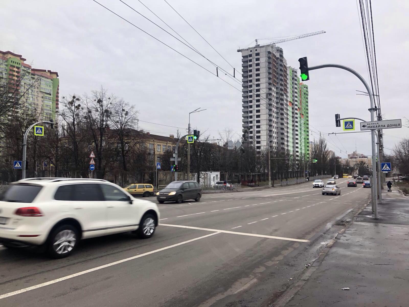 На трех пешеходных переходах на проспекте Отрадном в Киеве коммунальщики установили 15 светофоров (фото)
