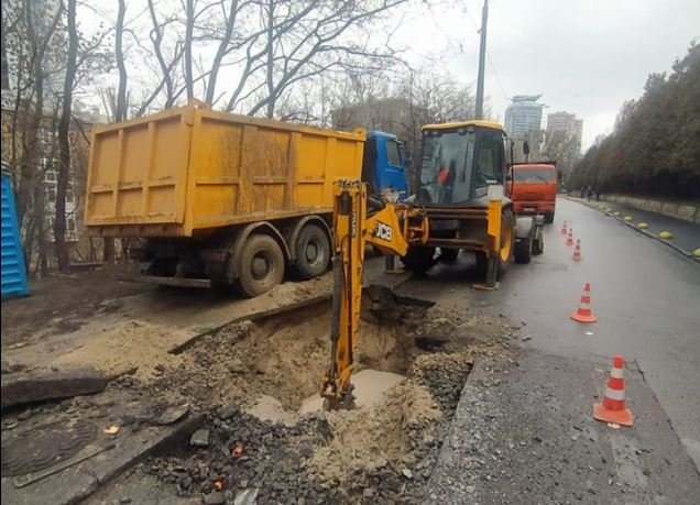 На столичной улице Госпитальной из-за аварии водопровода ограничено движение (фото)