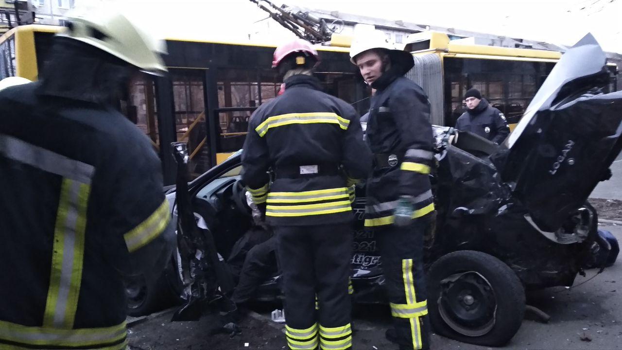 На бульваре Перова в Киеве автомобиль протаранил остановку общественного транспорта (фото, видео)